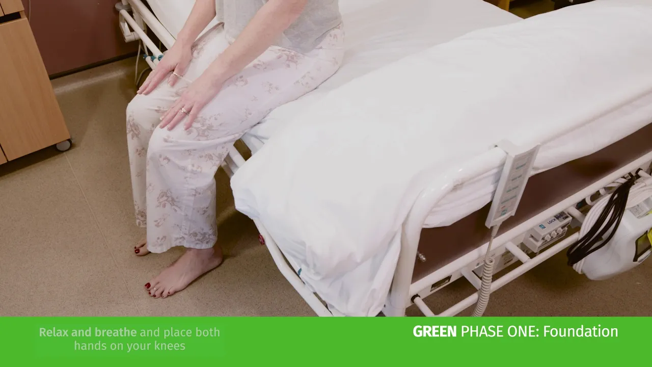 병원 침대에 누워 있는 사람