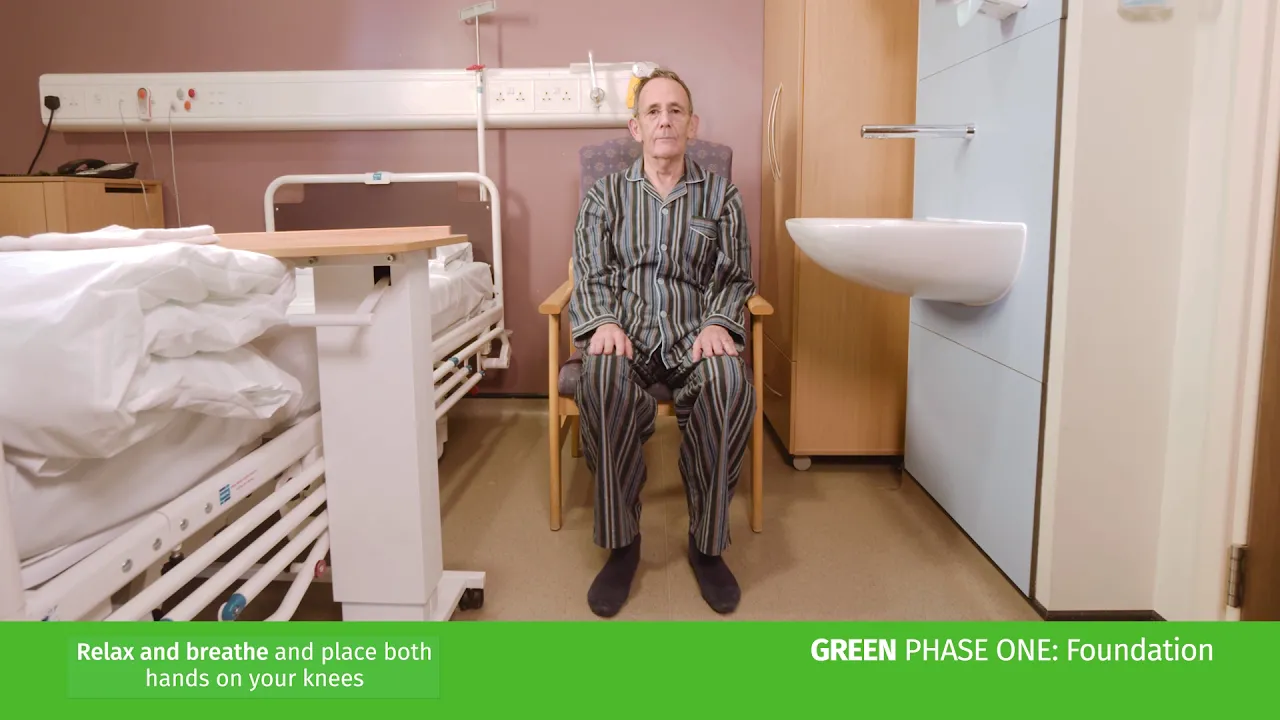 의자에 앉아있는 남자