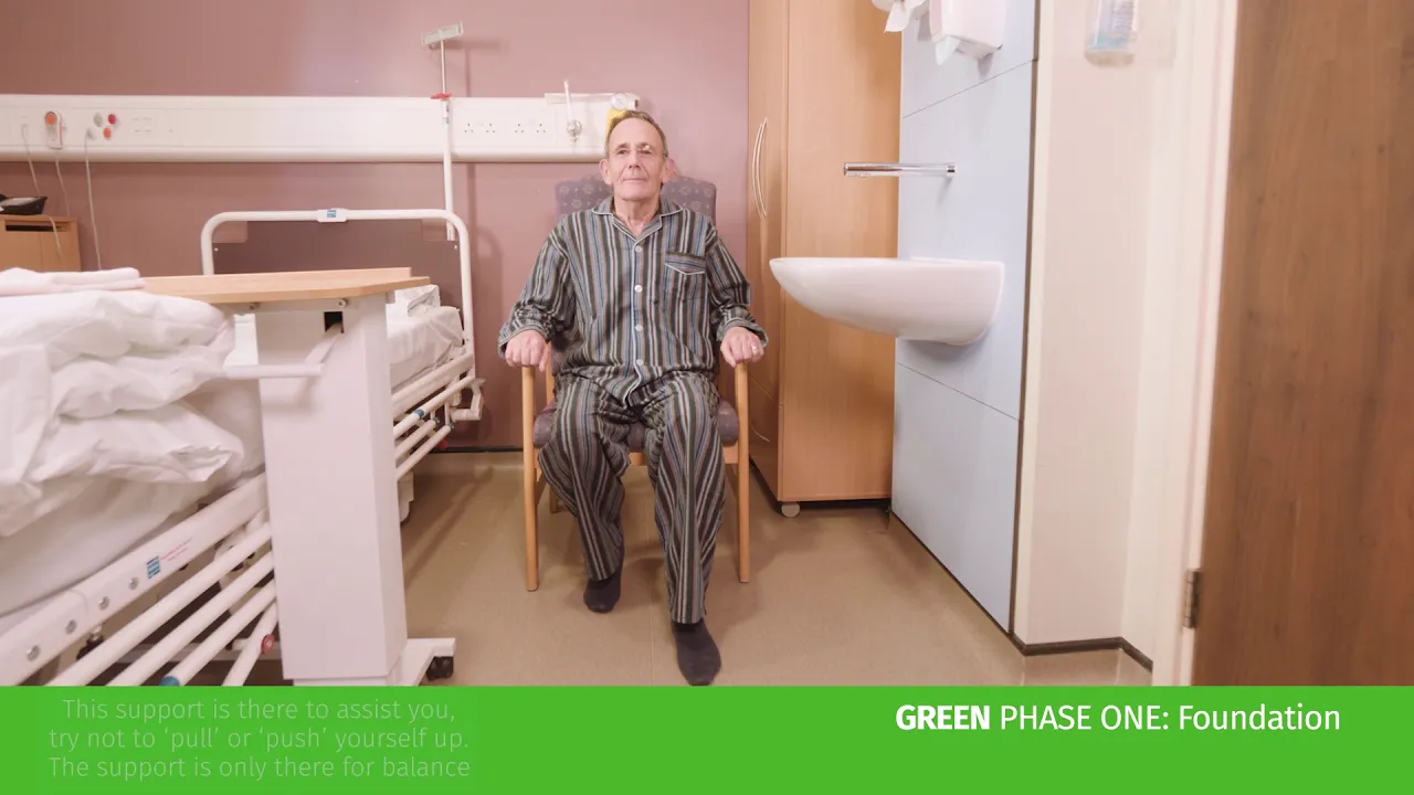 병원 의자에 앉아 있는 남자