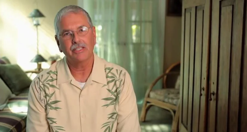 メガネをかけた男