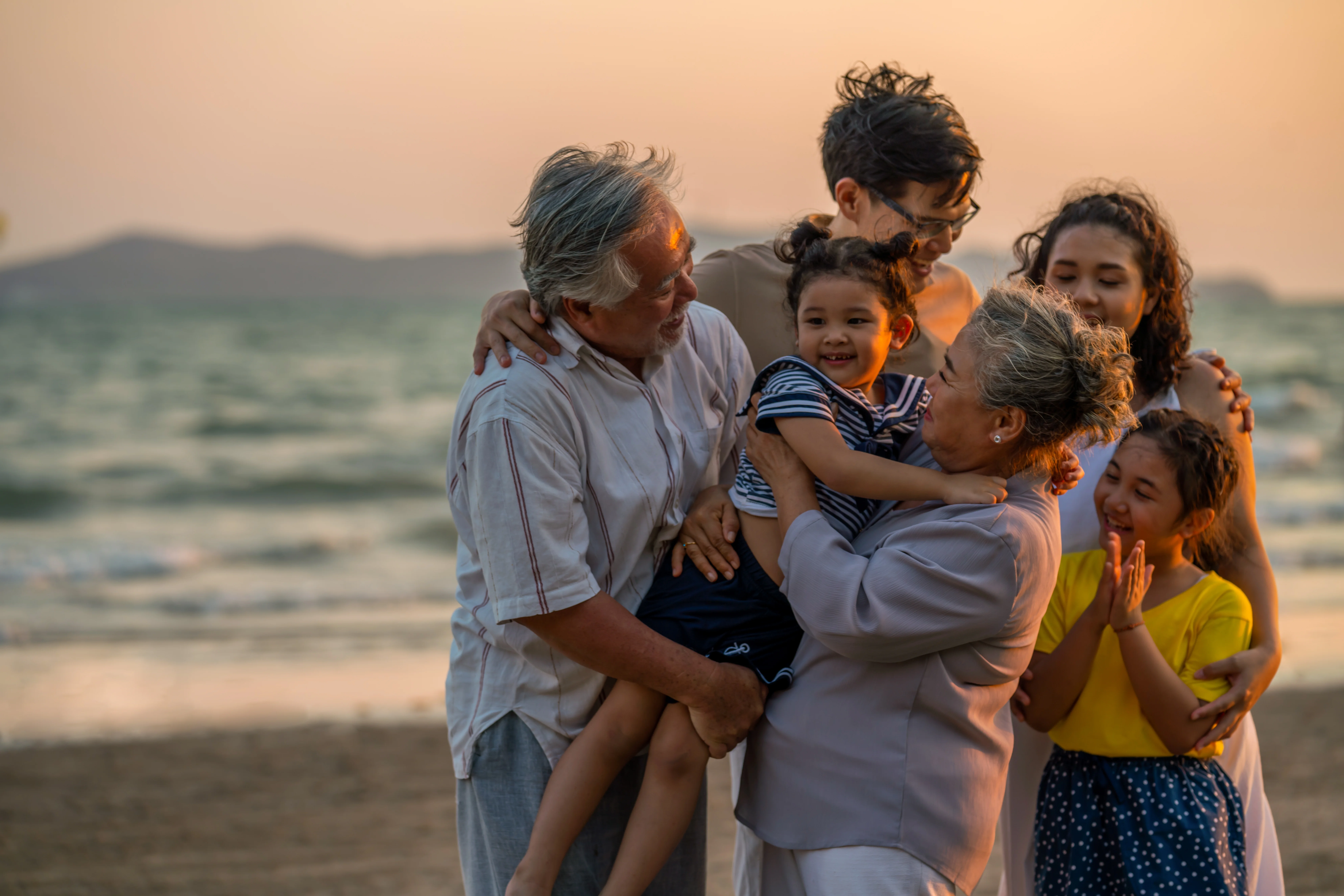 En familie, der poserer på en strand