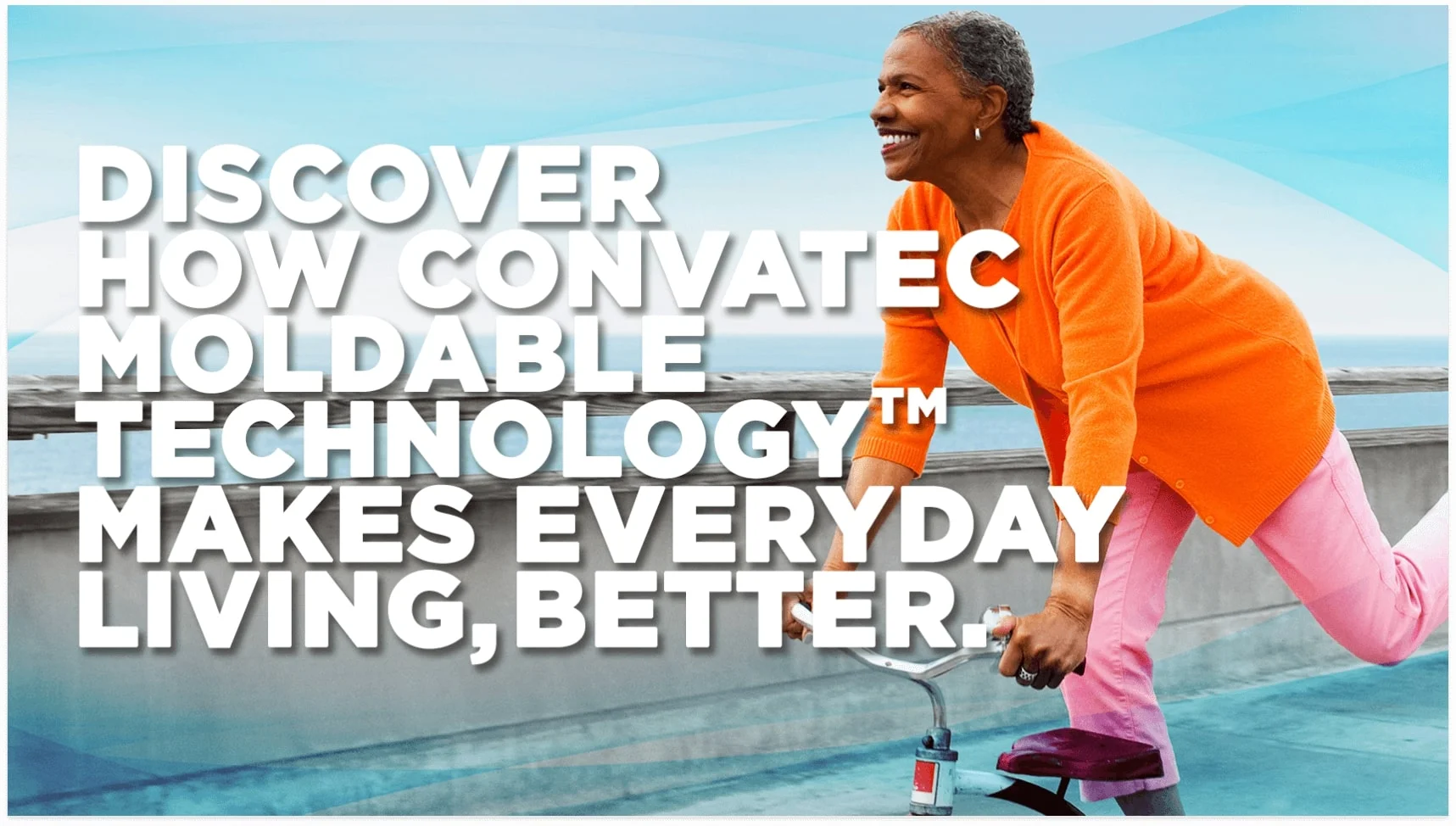 um homem de camisa laranja