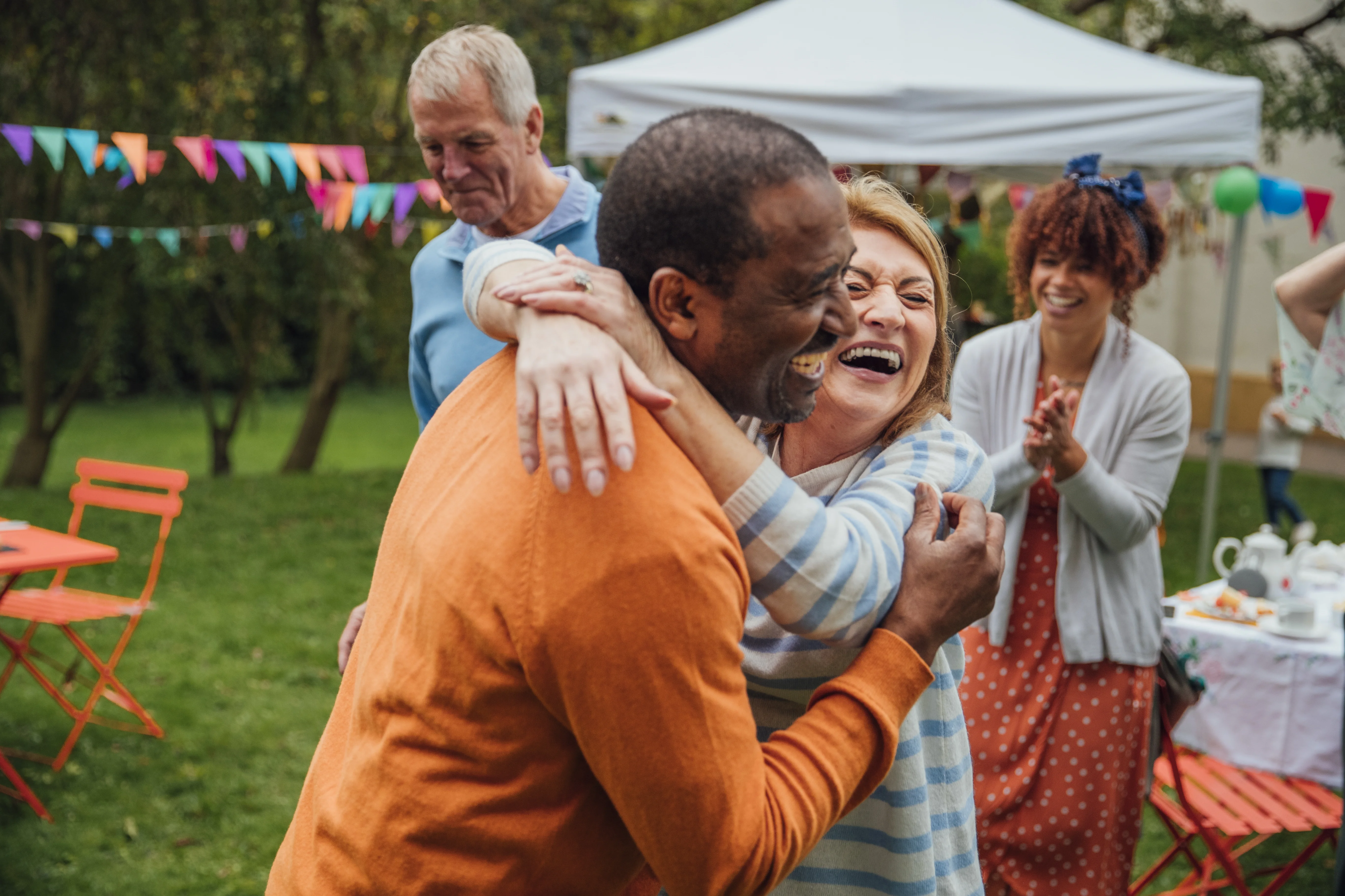 En mand, der holder en kvinde