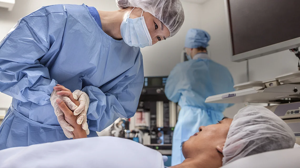 en kirurg, der taler med en patient