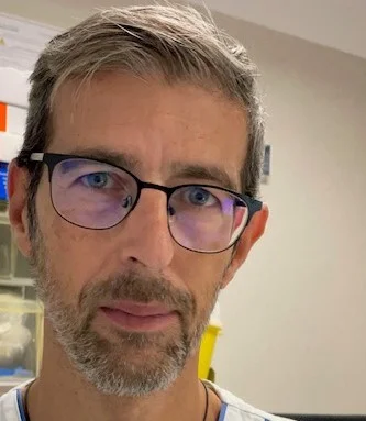 メガネをかけた男