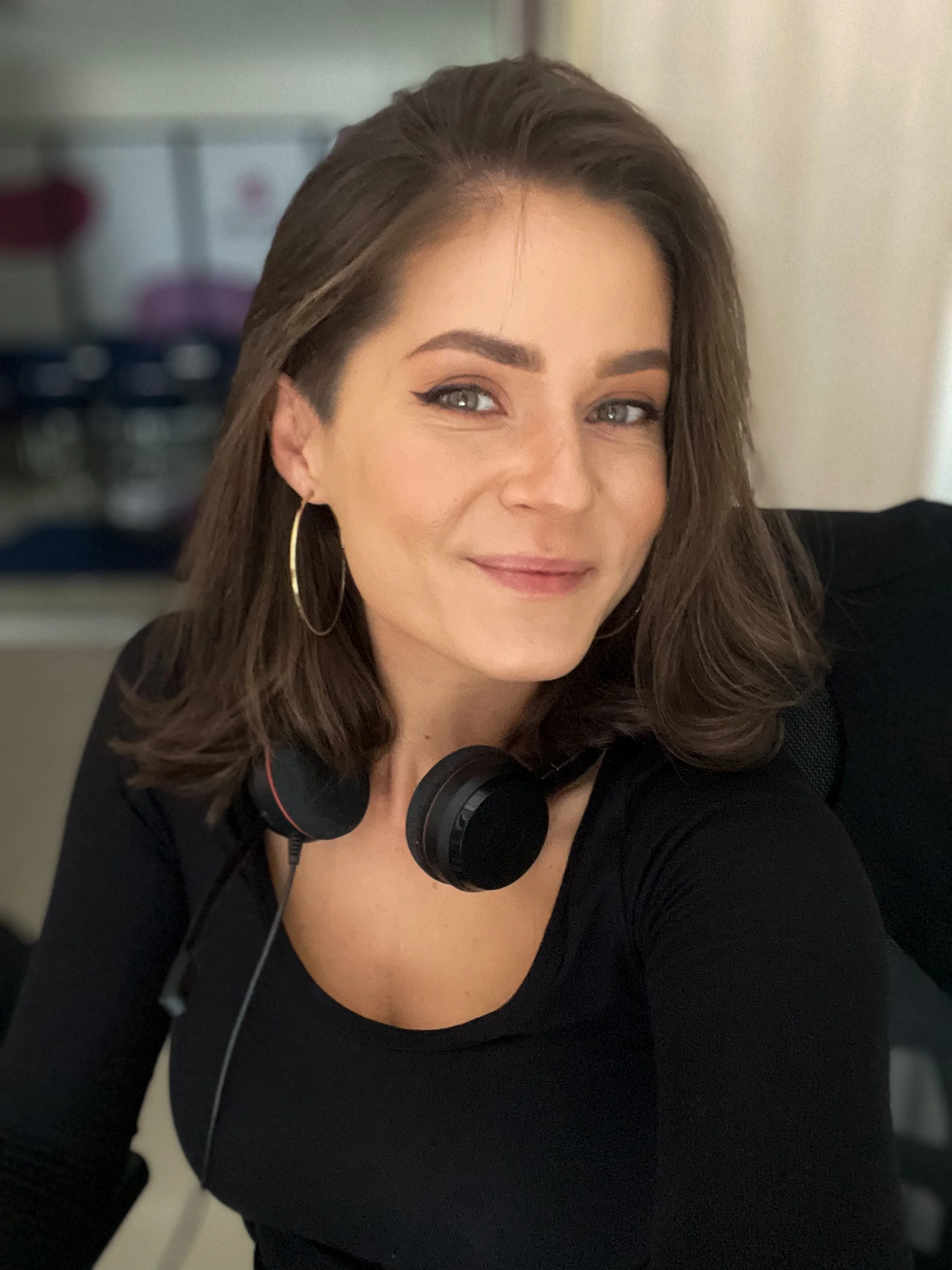 Žena so slúchadlami