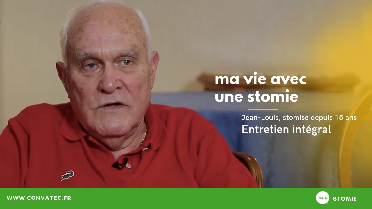 Un homme en chemise rouge