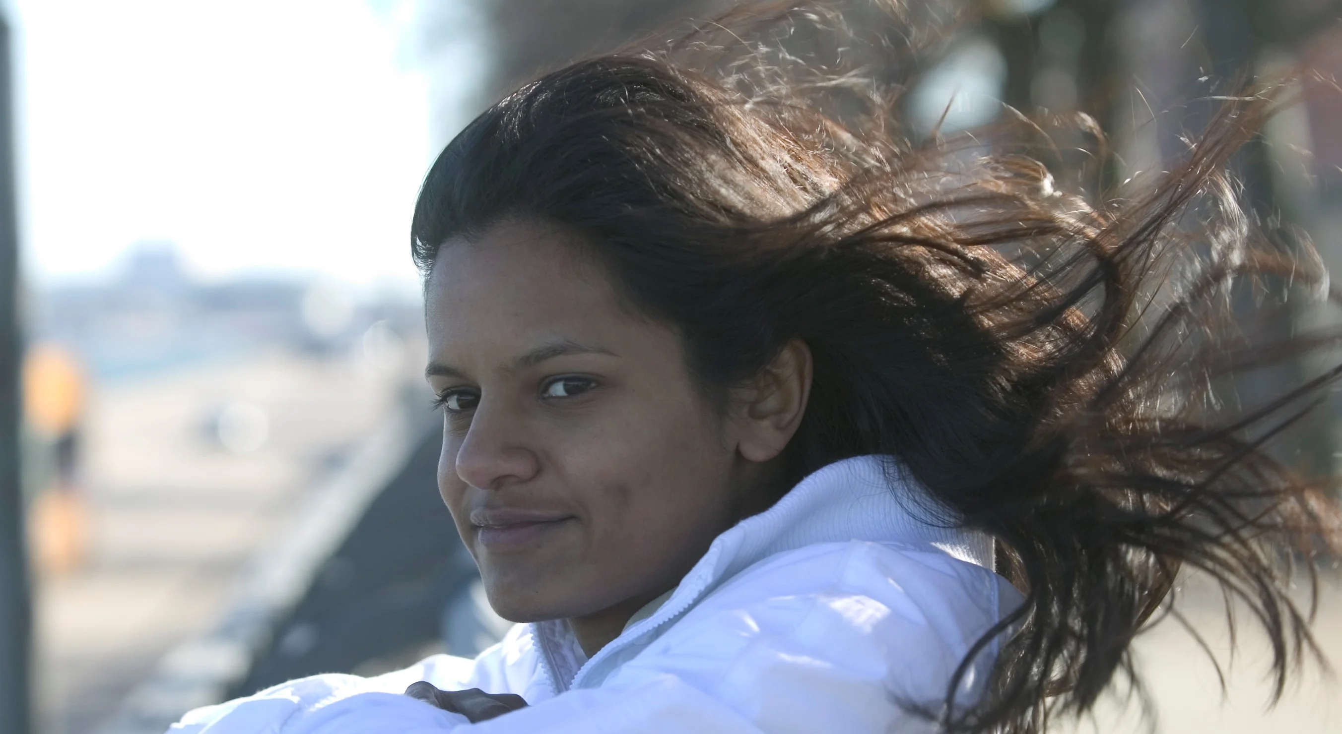 una donna con i capelli al vento