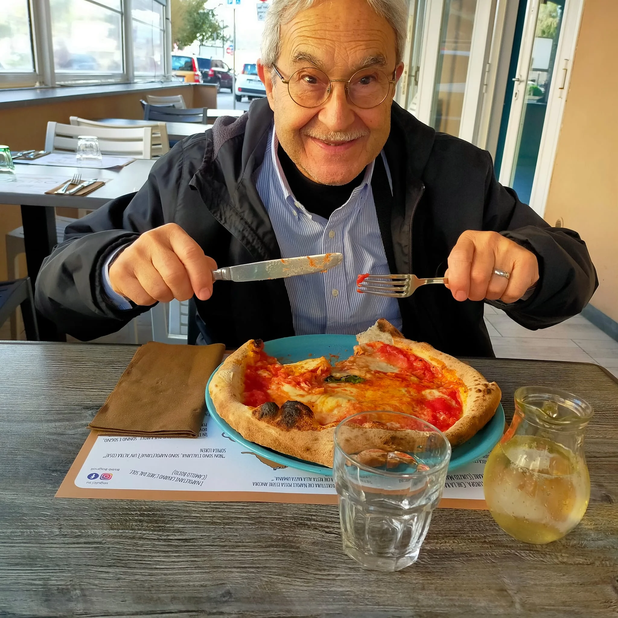 Uomo che mangia la pizza