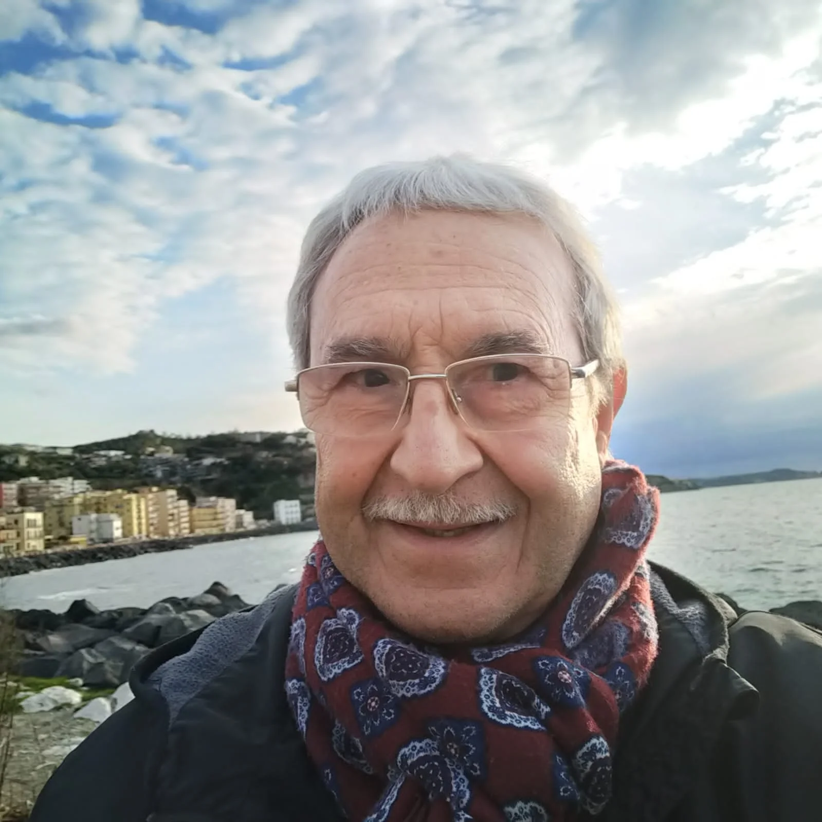 笑顔のメガネ男