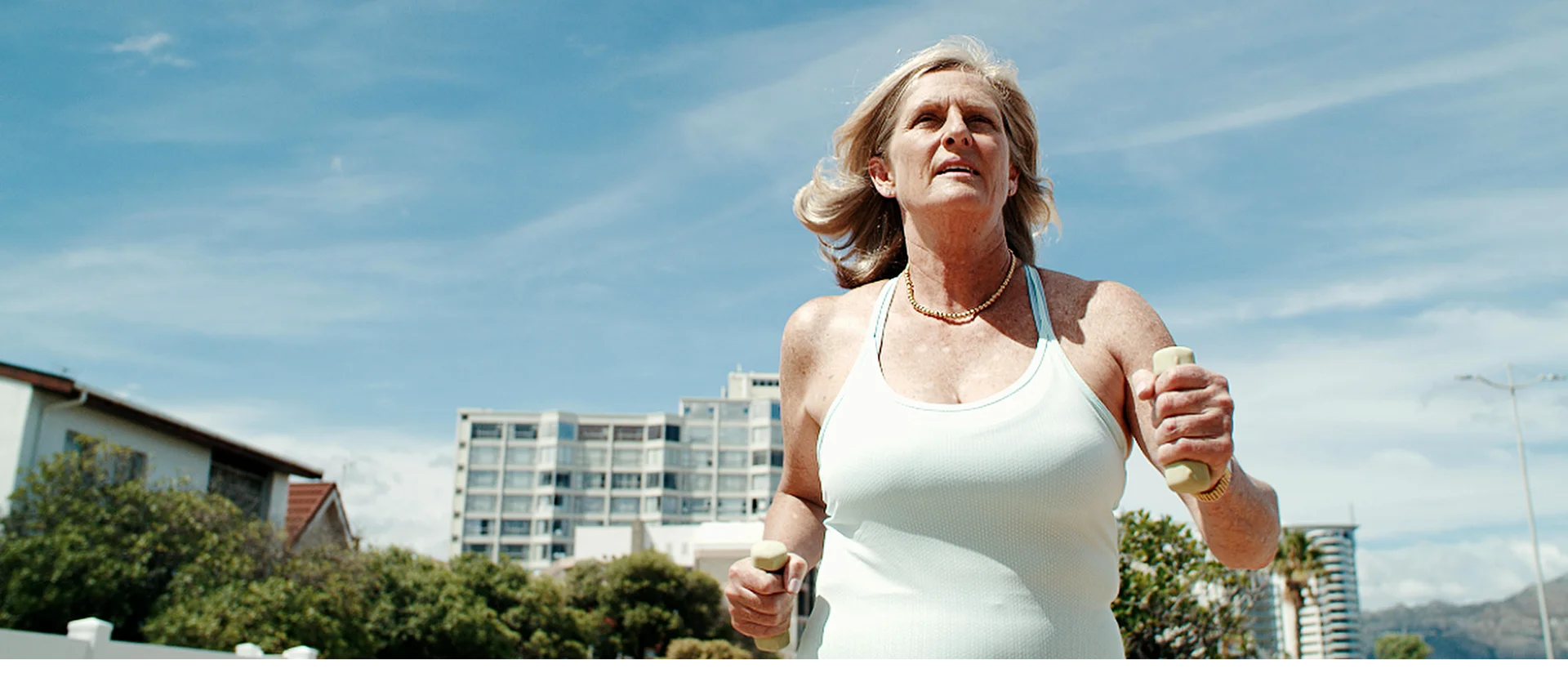 une femme tenant une bouteille