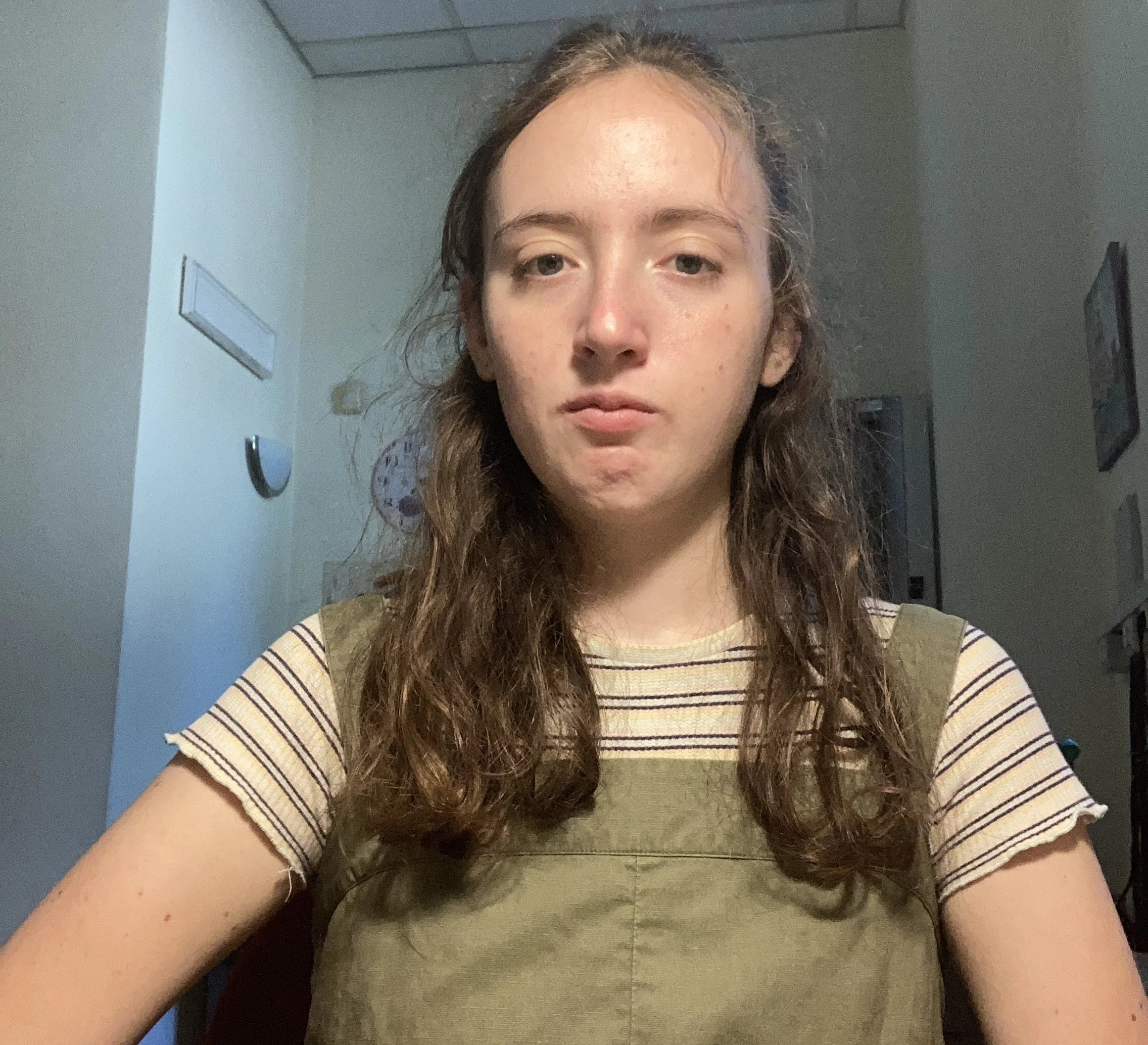 una donna con i capelli lunghi