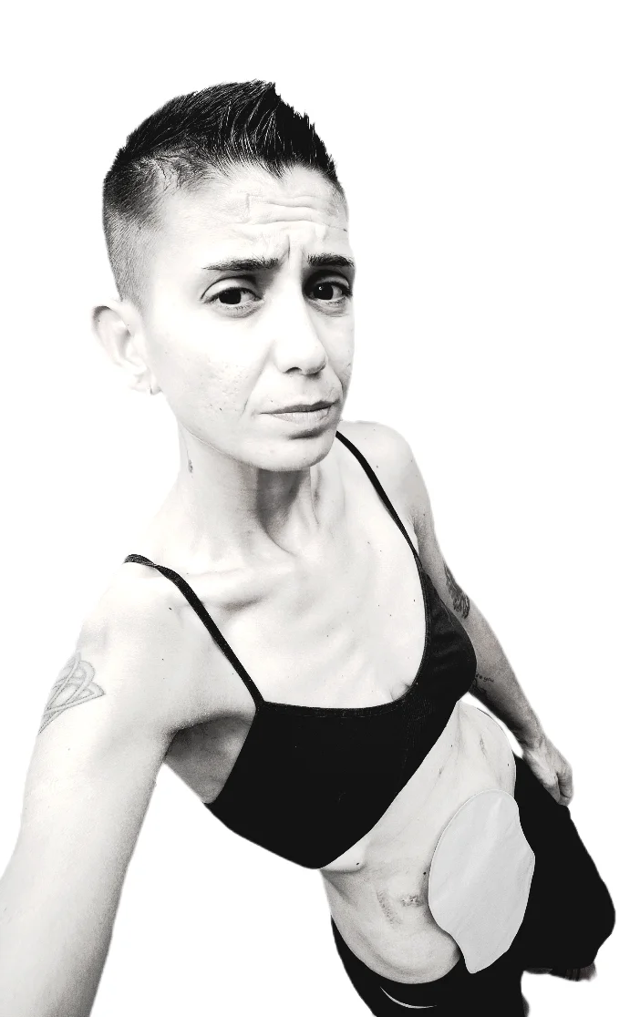 una donna in posa per una foto