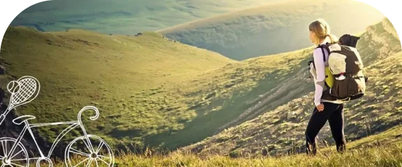 une personne marchant sur un chemin