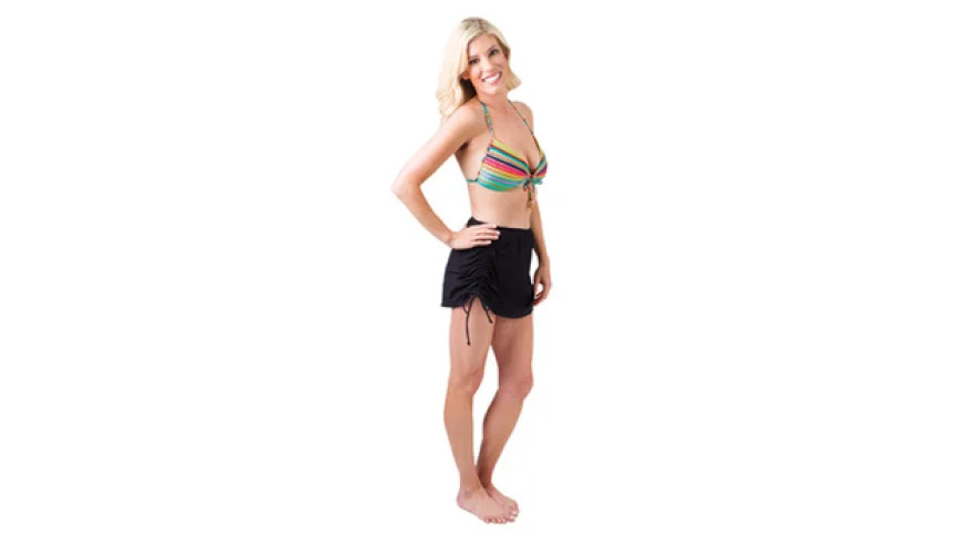 Eine Frau, die ein Gewand trägt