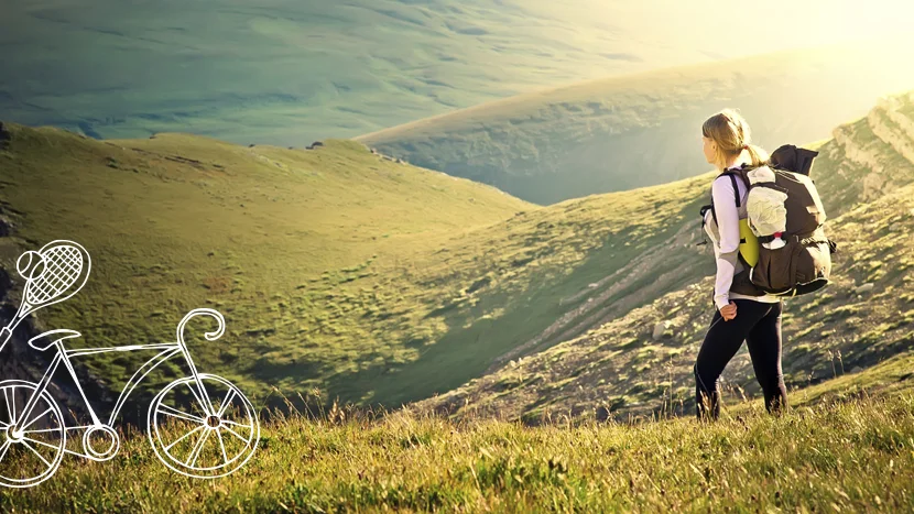 Mężczyzna idący po wzgórzu