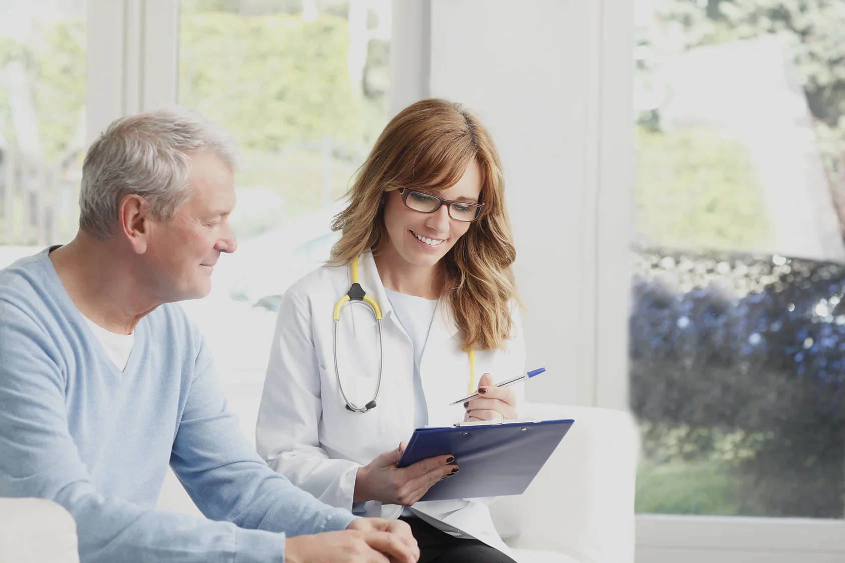 Un médico y un paciente
