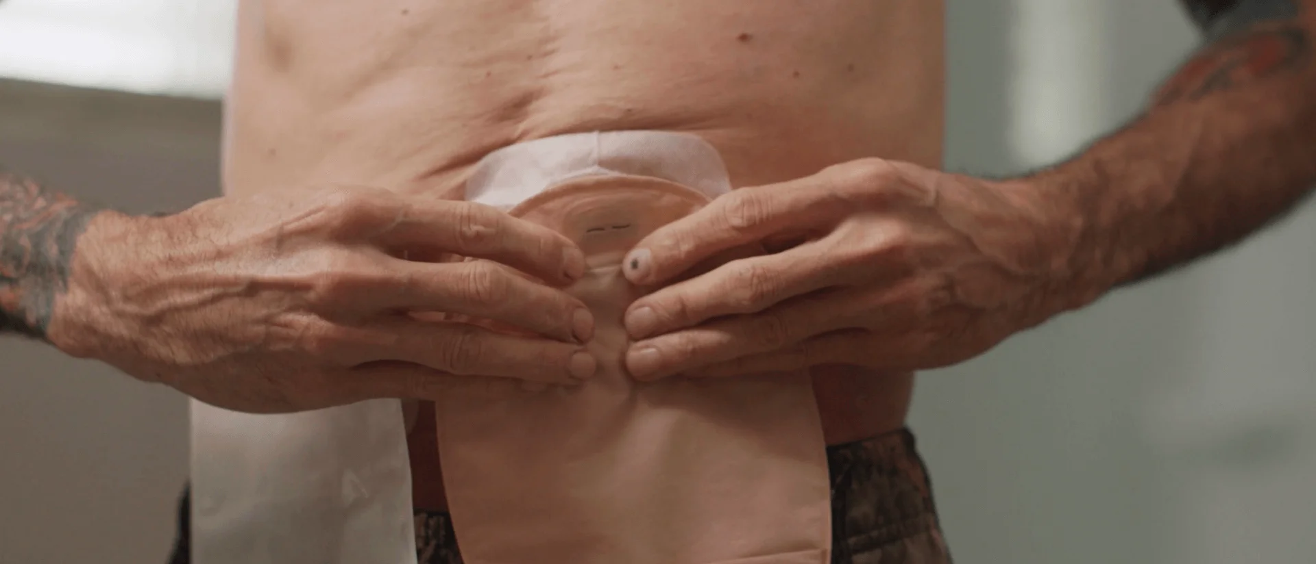 En närbild av händer som håller en kopp