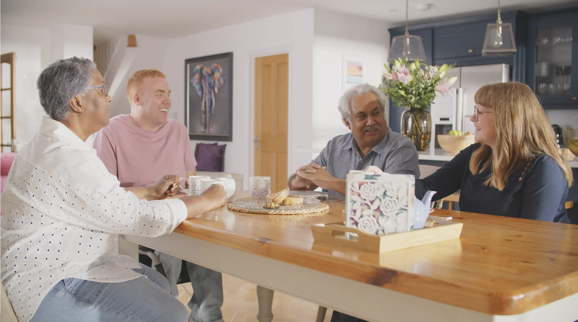 un grupo de personas sentadas alrededor de una mesa