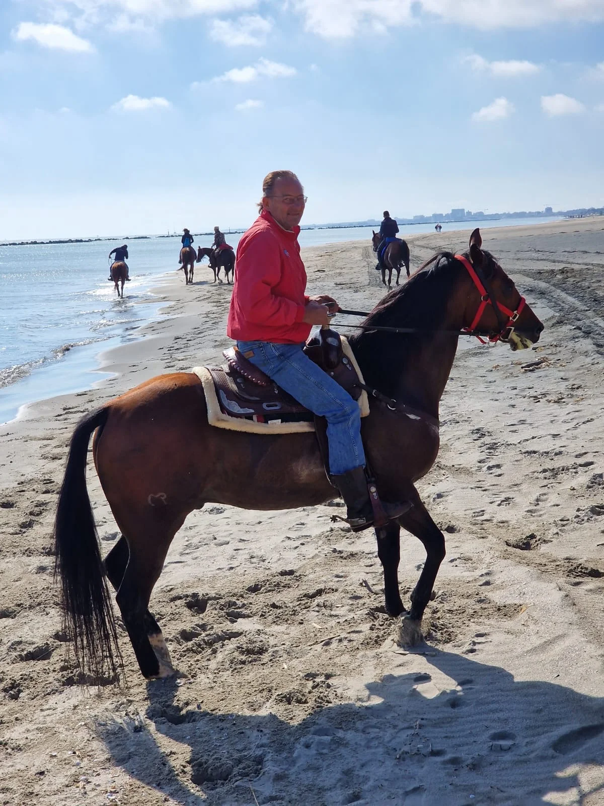 una persona che cavalca un cavallo sulla spiaggia