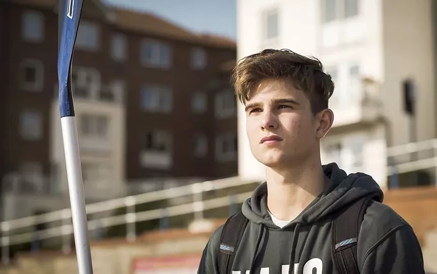 siyah ceketli bir kişi