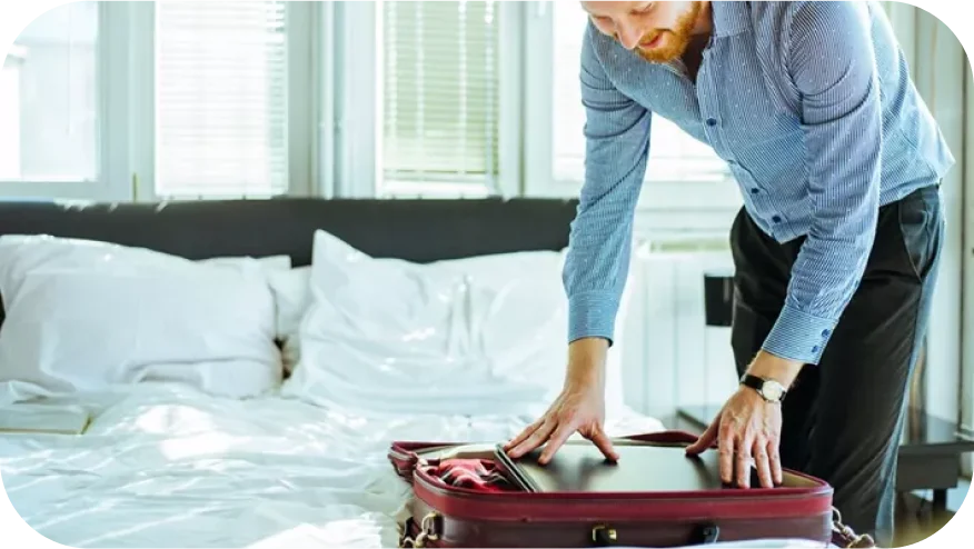 Ein Mann, der einen Koffer öffnet