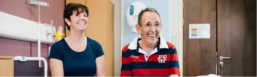 en mand og en kvinde smilende