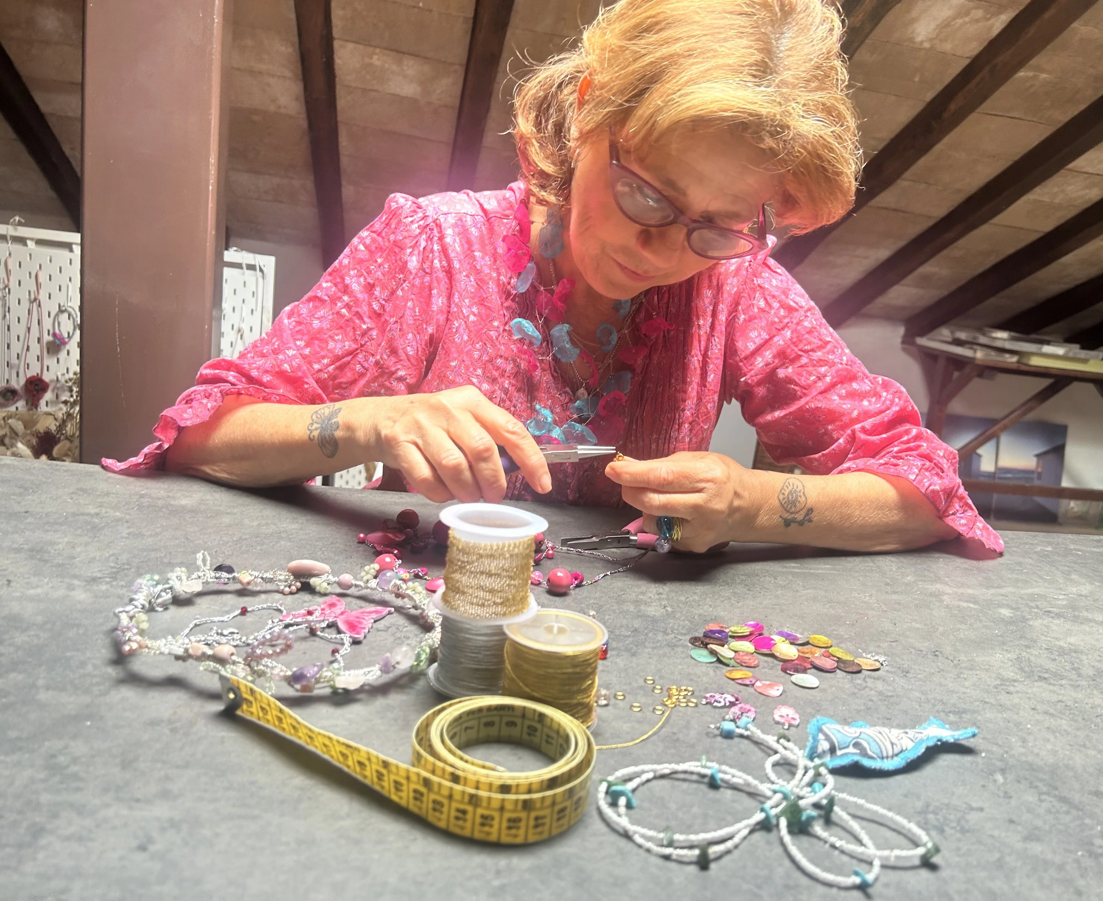 uomo che vive con una stomia in posa per una foto