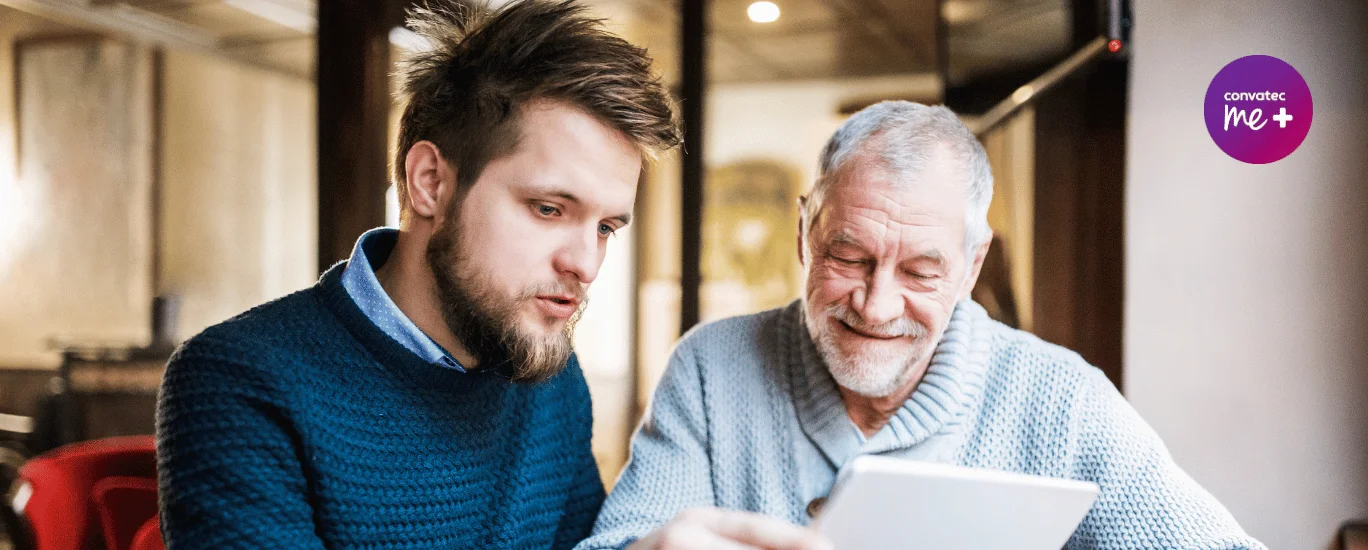 un uomo che guarda un computer portatile