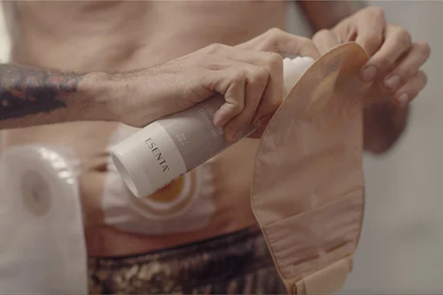 ostomi torbasına ürün püskürten bir adam