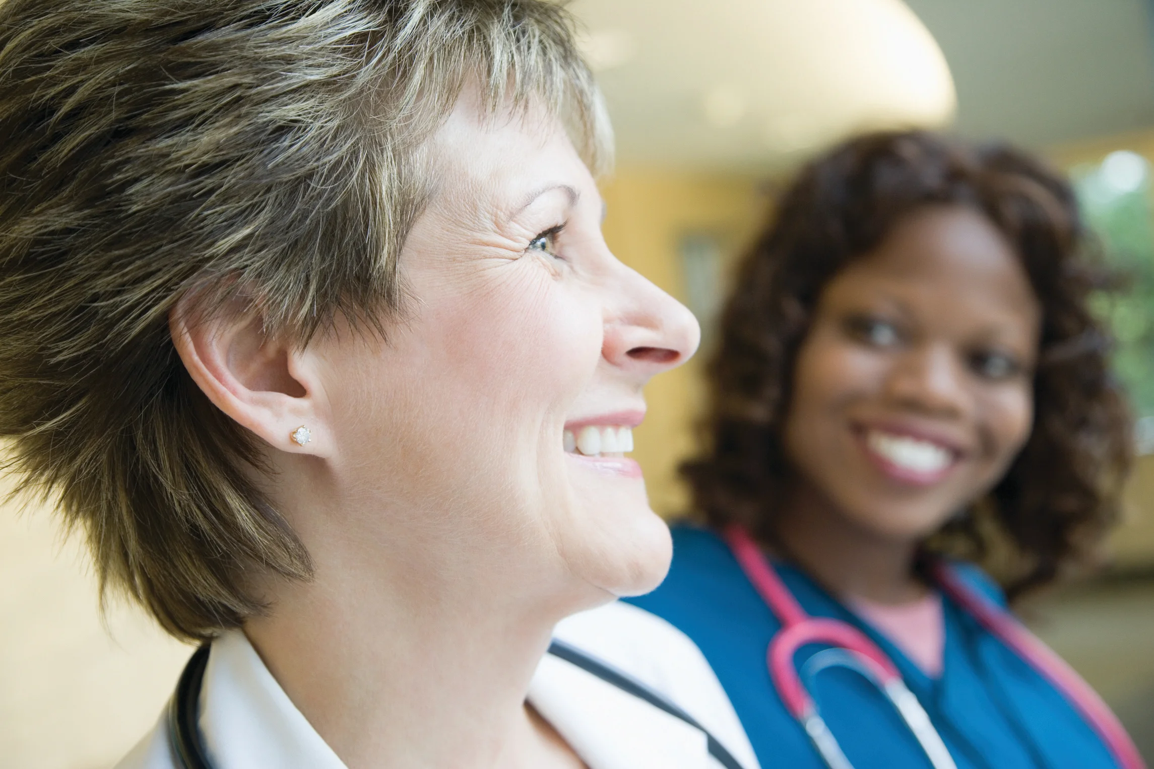 una persona sorridente accanto a un'altra donna