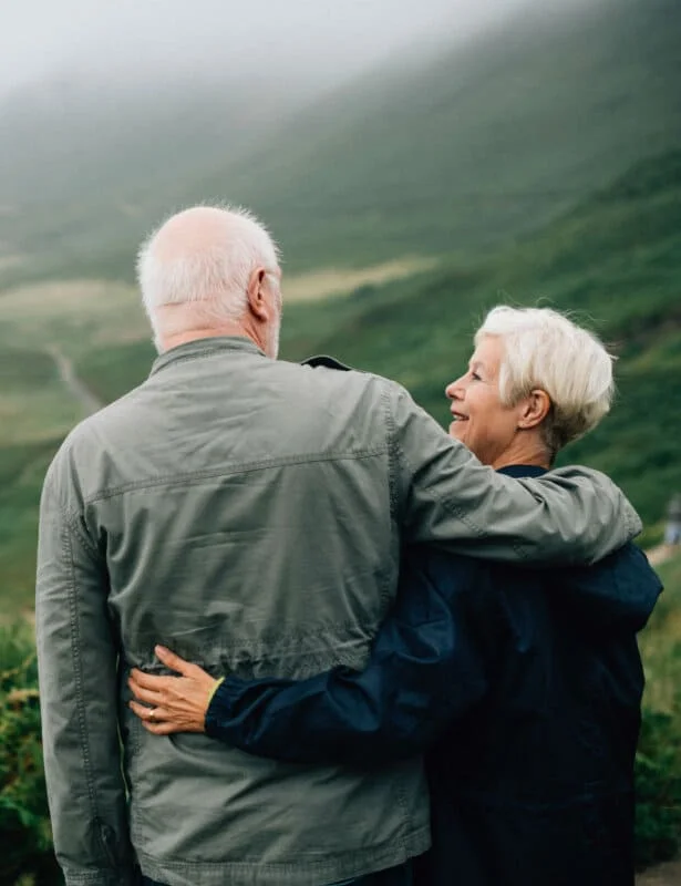 un uomo e una donna che si abbracciano
