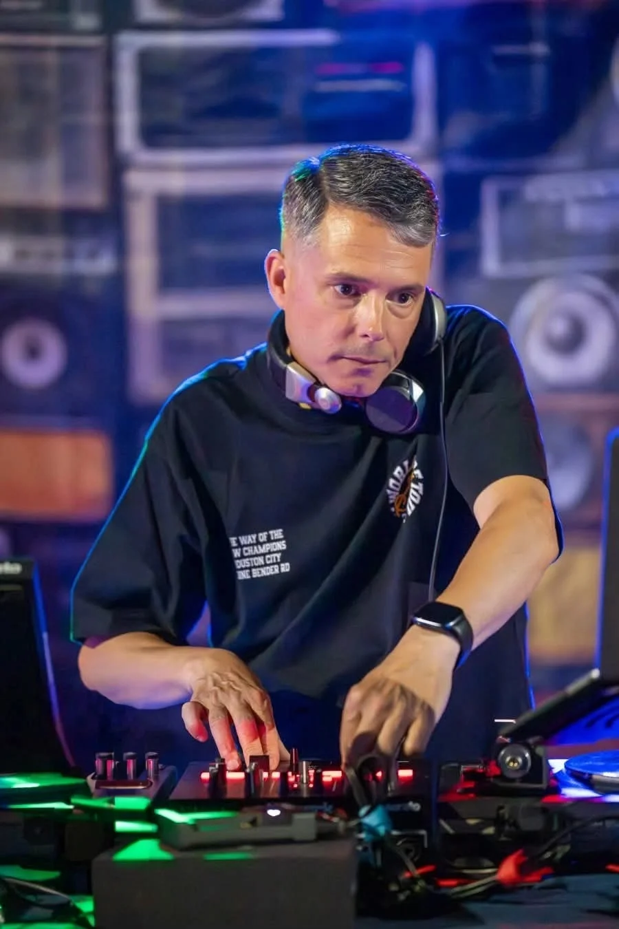 un gruppo di persone che si tengono per mano