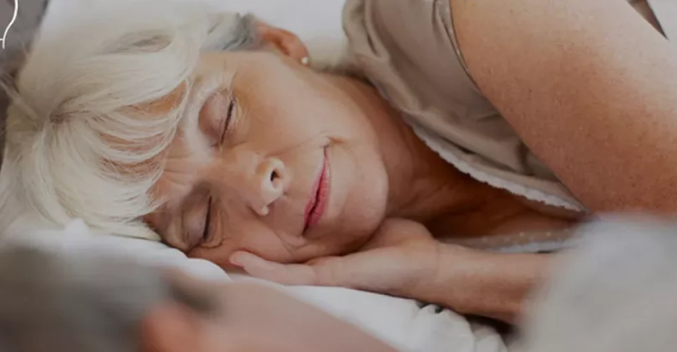 uma pessoa deitada em uma cama