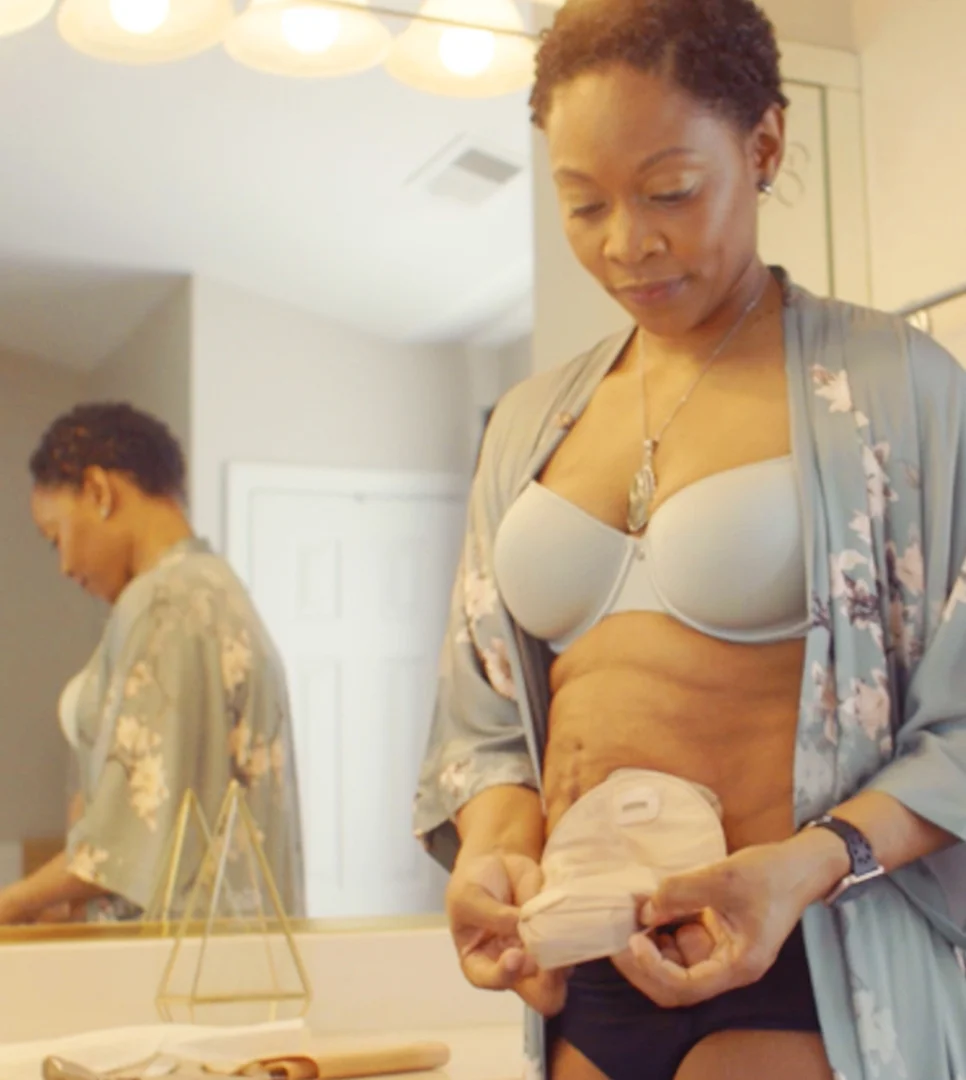 赤ちゃんを抱いている人