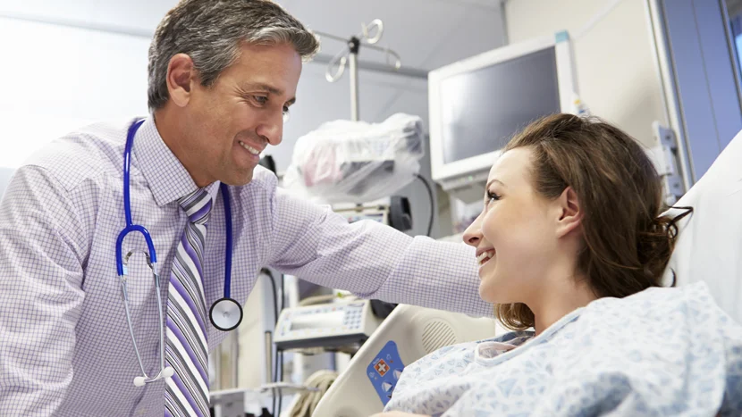 患者と話す医師