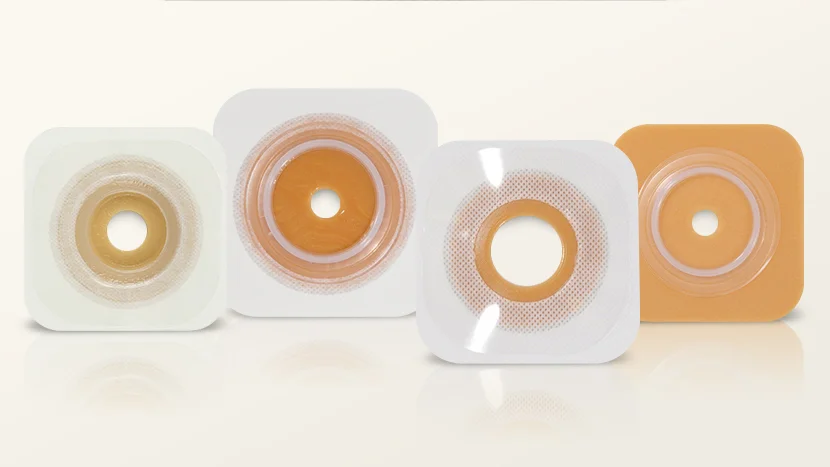 Un grupo de objetos blancos y dorados