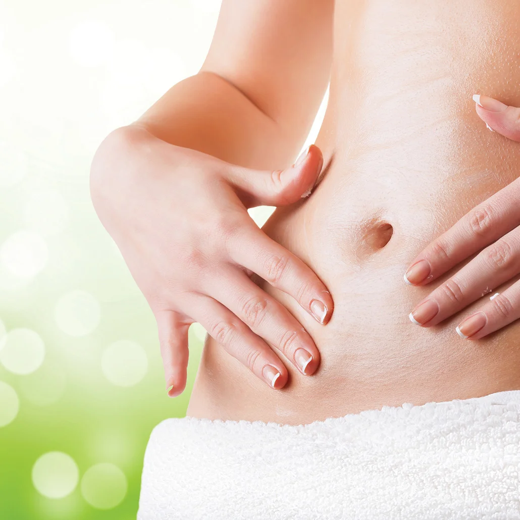 karnına dokunan bir kadın