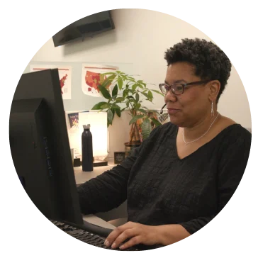 PFENランディングページの製品スペシャリストであるエレン